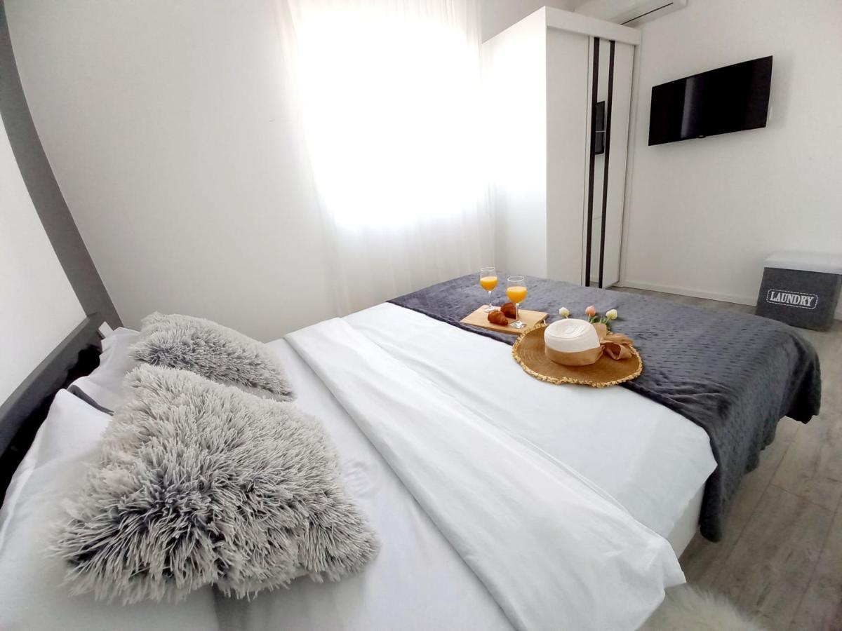 Villa Tia With Heated Pool & Jacuzzi Murvica  外观 照片