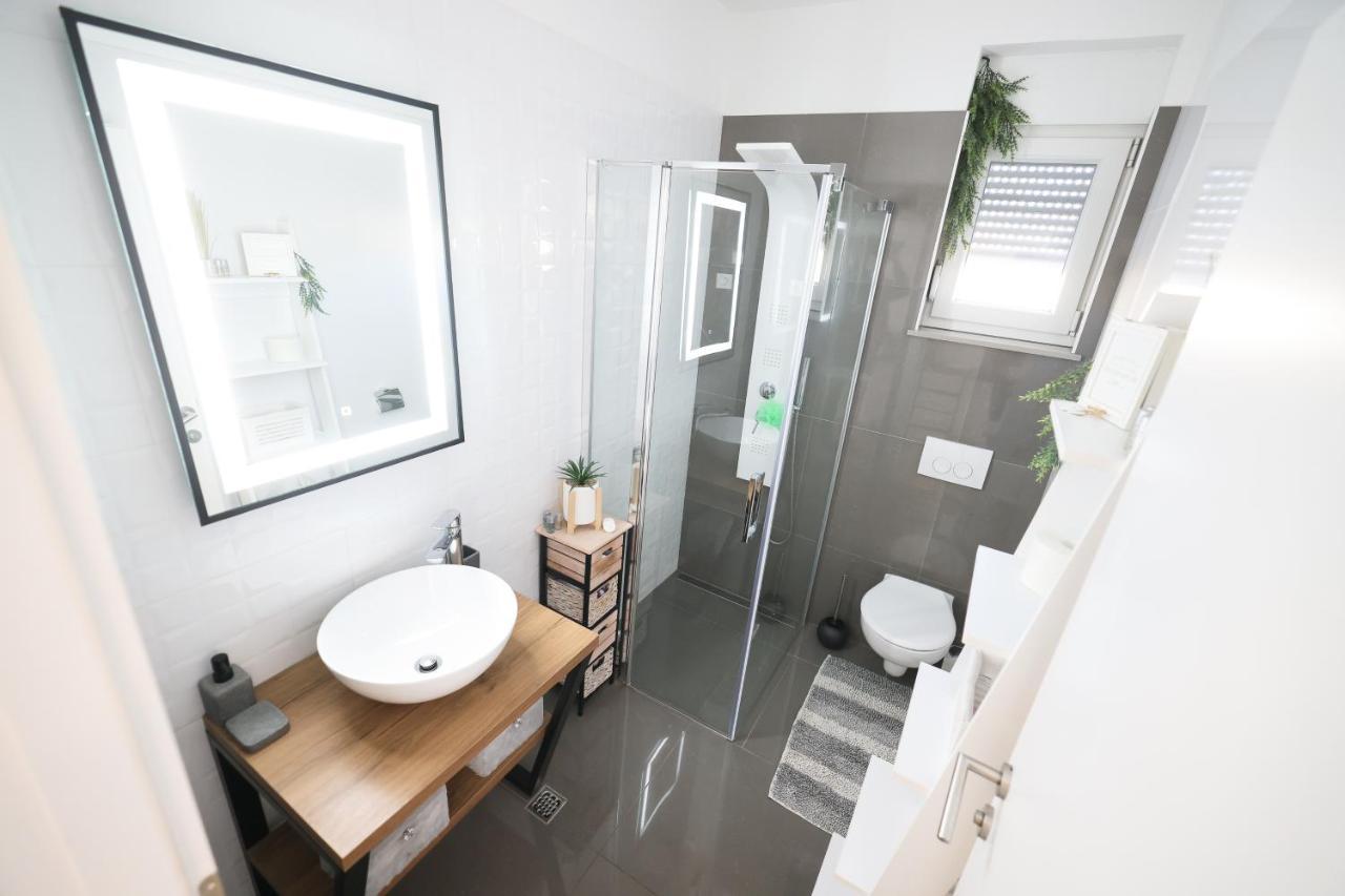 Villa Tia With Heated Pool & Jacuzzi Murvica  外观 照片